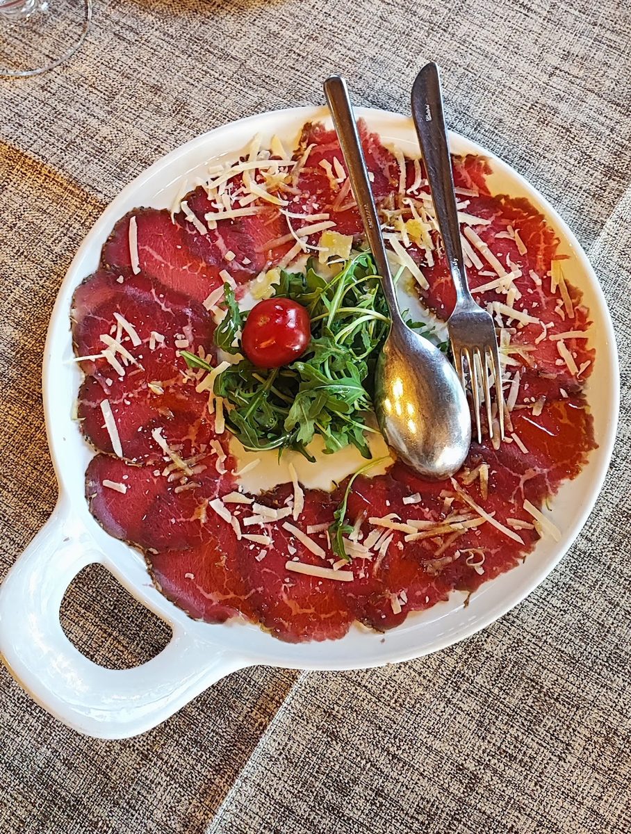 Carpaccio od boškarina s ribanim sirom i rukolom