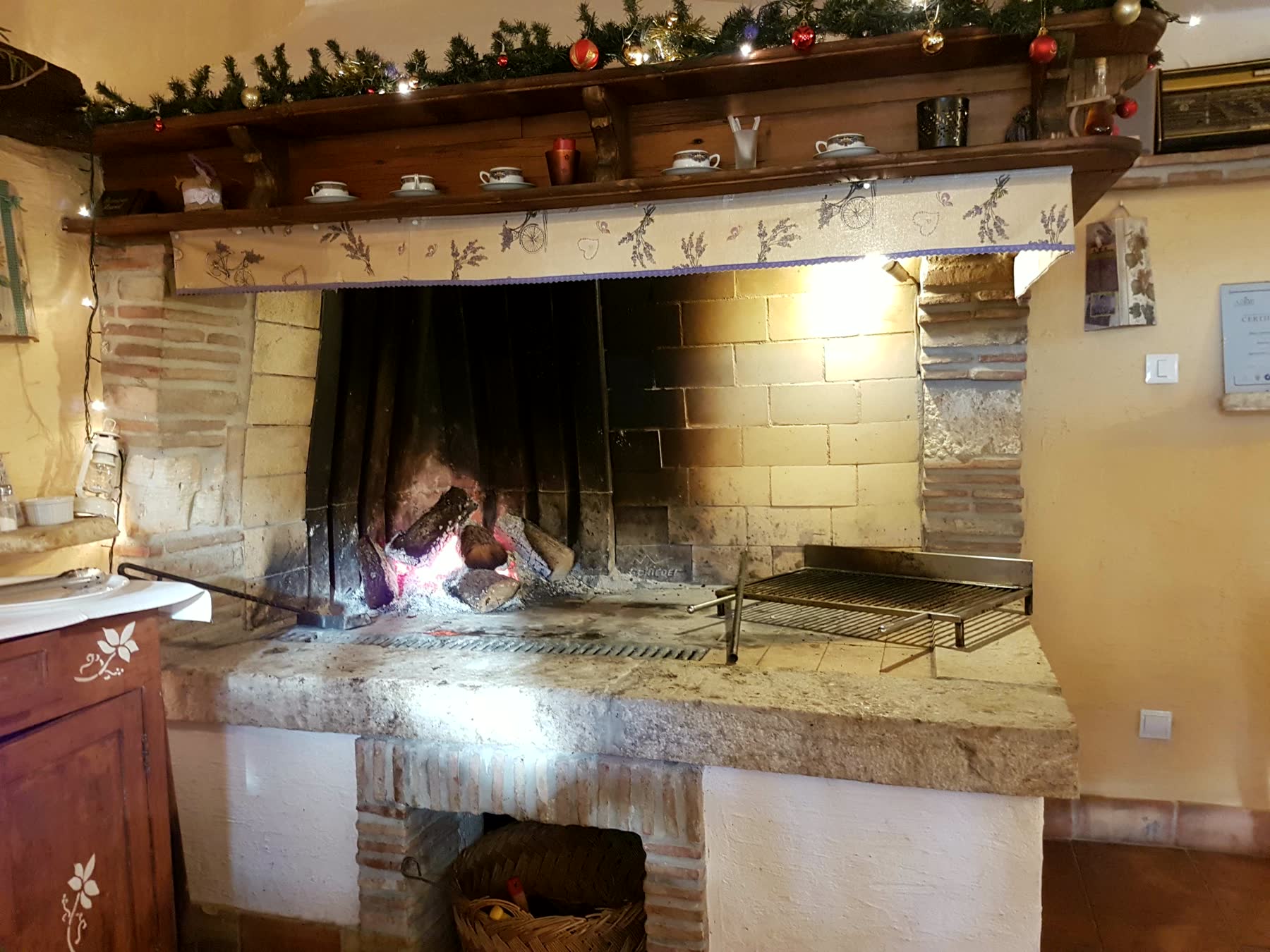 Ognjište — Otvoreni kamin u kojem se meso peče na žaru od drva.